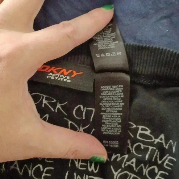 ⭐️🌹DKNY vneck tshirt - Picture 7 of 7